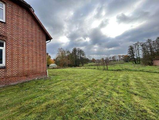 Fläche neben dem Gebäude mit Sicht zum Garten