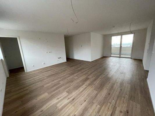 Leere Wohnung mit Holzboden