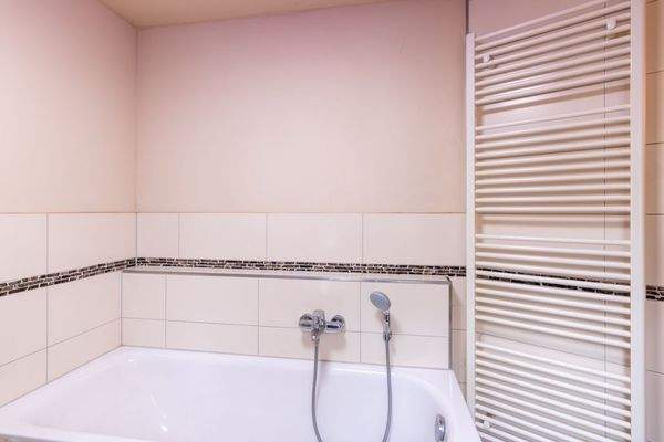 Badewanne mit Heizkörper