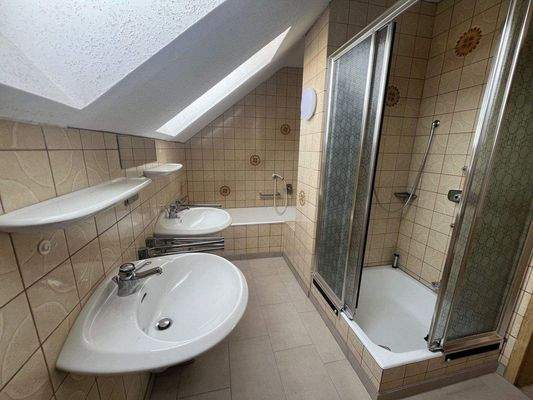 Bad 1 (Dachgeschoss)