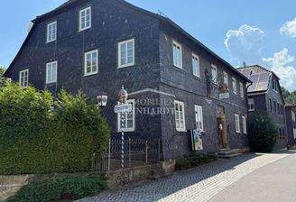 Straßenansicht mit Biergarten