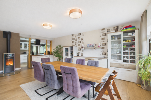 offener Essbereich mit Kamin