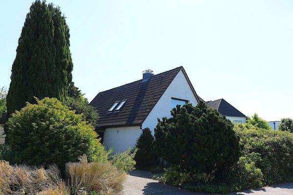 Blick von der Straße auf das Haus