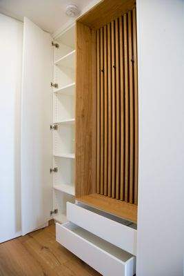 Einbauschrank geöffnet