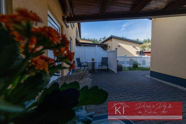 Außenansicht, Überdachter Eingang und separater Abstellraum (Kellerersatz)