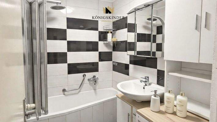 Bad mit Badewanne und praktischem Waschmaschinenanschluss