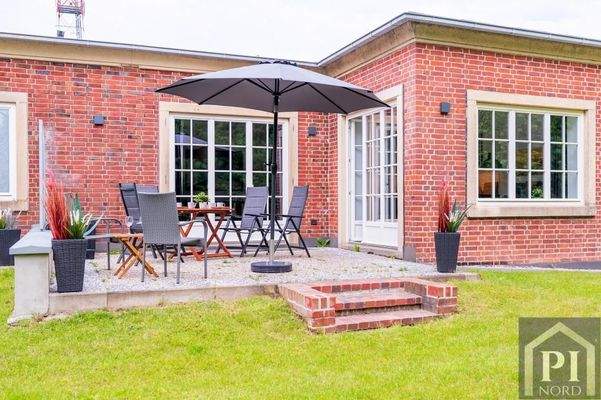 Großzügige Terrasse mit Sitzbereich