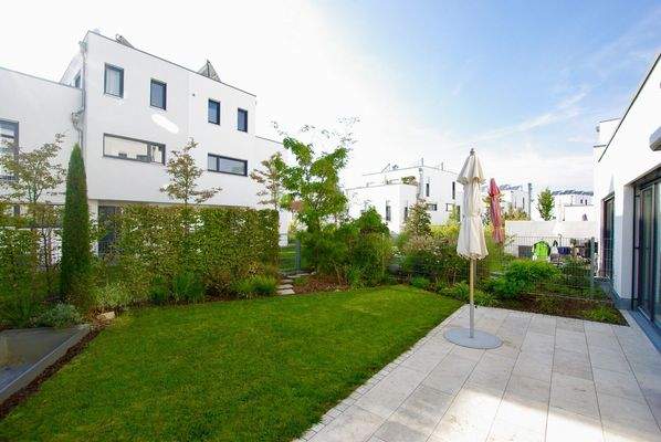 gepflegter großer Garten