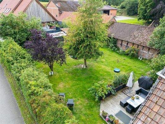 Luftbild mit Terrasse und Garten 