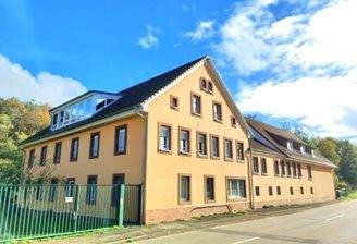 Hauptgebäude, rechterhand Nebengebäude