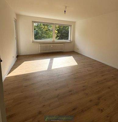 lichtdurchflutetes Wohnzimmer