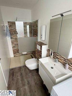 Badezimmer mit bodenebenen Duschbereich