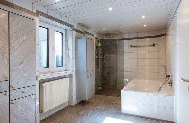 2. Bad mit Wanne &amp; Dusche