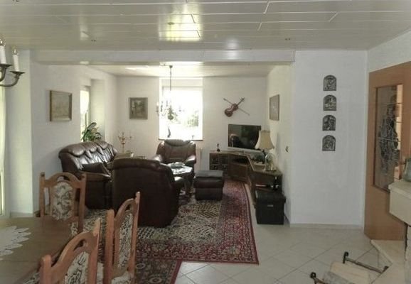 Großes Wohnzimmer mit Essplatz und Sitzecke