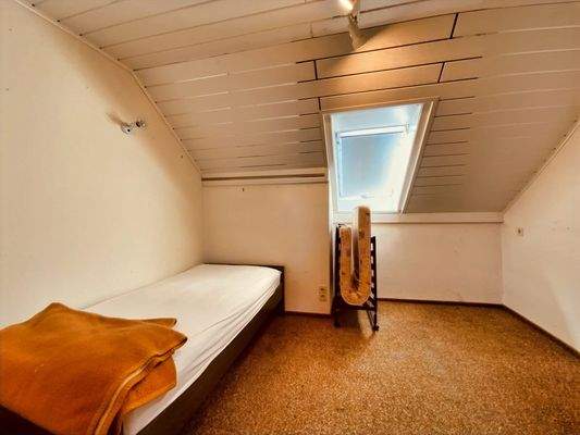 Kinderzimmer/Abstellraum DG