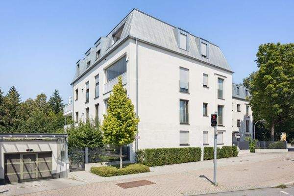 Hausansicht mit Tiegaragenzufahrt