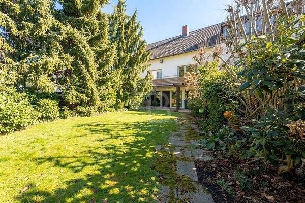 Blick vom Garten - (KI generiert)