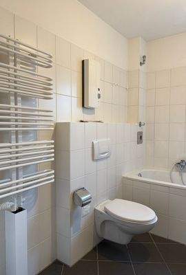 Ansicht Bad mit Wanne und Dusche