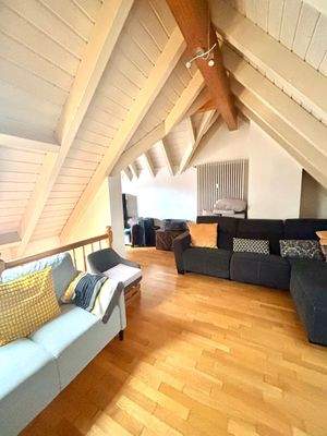 Helles Dachgeschoss-Wohnzimmer