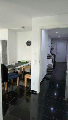 Küche mit Blick in Richtung Wohn und Essraum, Diele und Schlafbereich