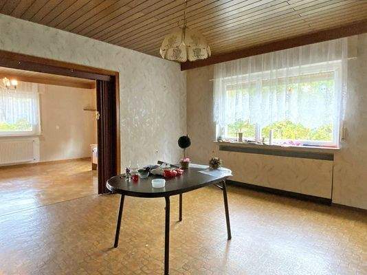 Esszimmer mit Blick ins Wohnzimmer im Erdgeschoss