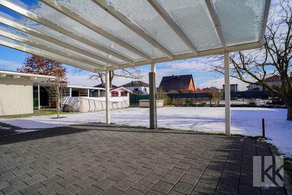 Davor: Die (überdachte) Terrasse in...