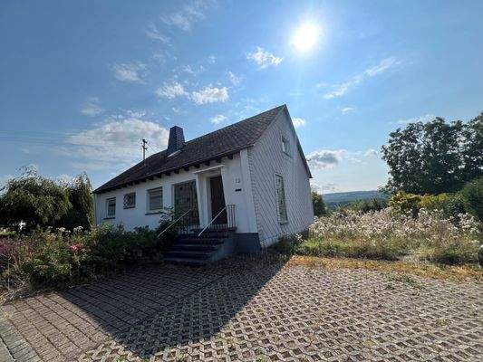 Hausansicht mit 2 Stellplätzen