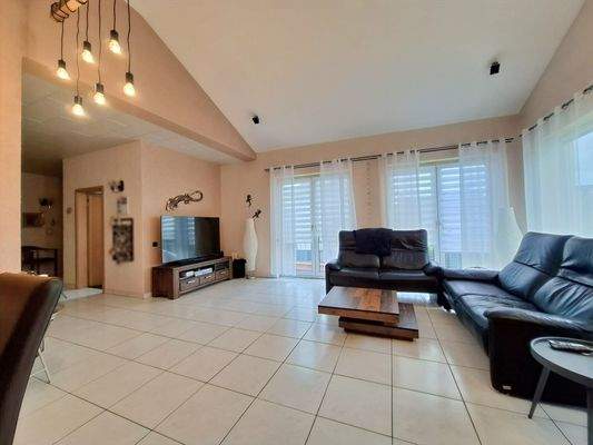 Hauptwohnung - Flur und Wohnbereich mit Zugang zum französischen Balkon