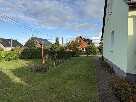 Seitenansicht mit Garten