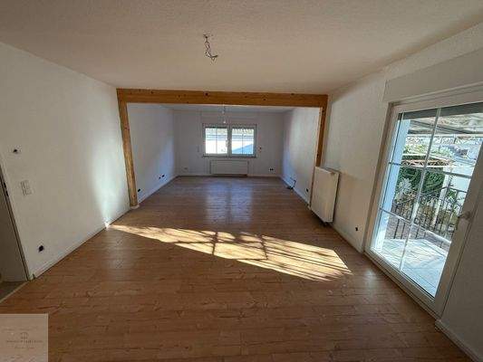 Wonhaus- Wohn-Essbereich mit Zugang zur Terrasse.