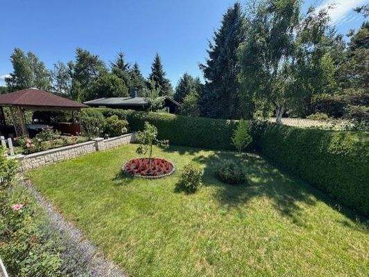 Grundstück mit Pavillon