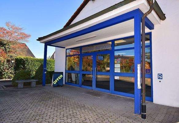 Große verglaste Eingangsfront und Vordach
