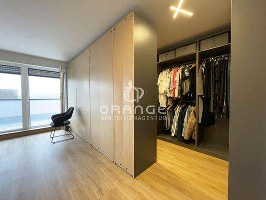 ...ist als begehbarer Kleiderschrank gestaltet