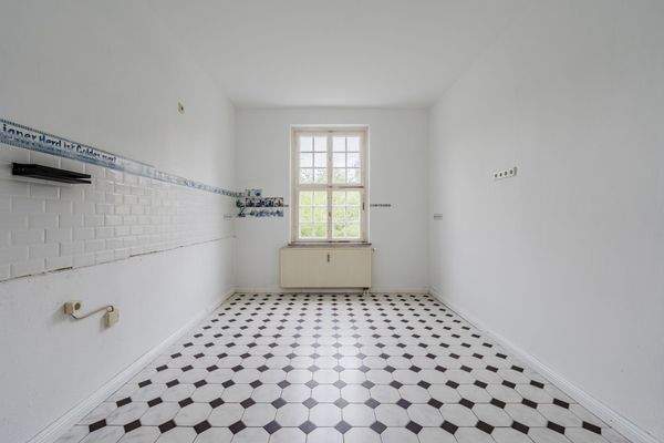 Küche mit Blick in den Garten