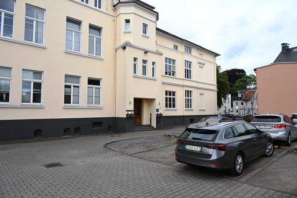 Rückansicht mit Parkfläche 