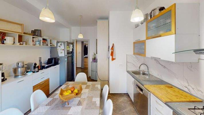 Meran-Merano-Dreizimmerwohnung-trilocale-Balkon-balcone-Keller-cantina-zentral-saniert-ristrutturato-Bonus 110-Böden-pavimenti-Fenster-finestre