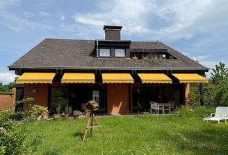 Rückansicht mit großer Terrasse