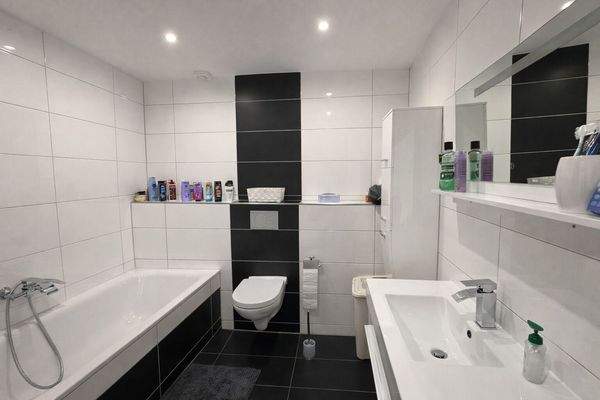 Badezimmer mit Dusche und Wanne