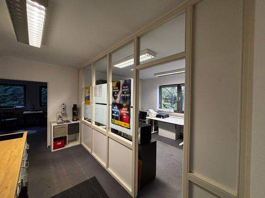 Büro mit Glastrennwand