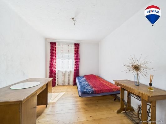 REMAX Immobilien DeLux Merzig Schlafzimmer 1. OG