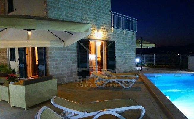 Ein herrlicher Pool schmückt das Exterieur