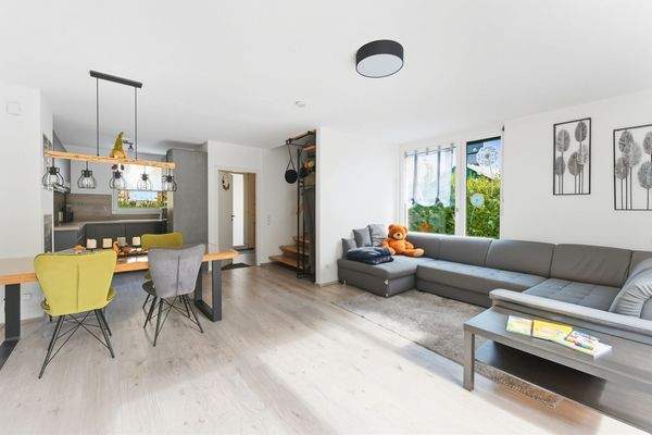 Wohnzimmer aus der Sicht von der Terrassenseite