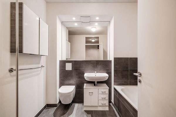 Visualisierung Haupt-Badezimmer mit Badewanne und Dusche