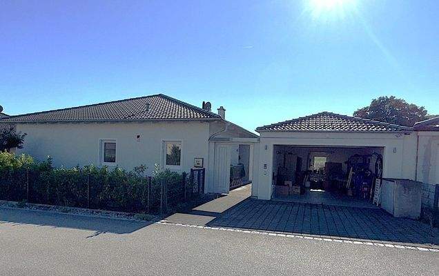 Außenansicht mit Garage