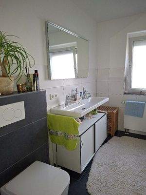 Modernes Bad mit Wanne + Dusche 1.OG