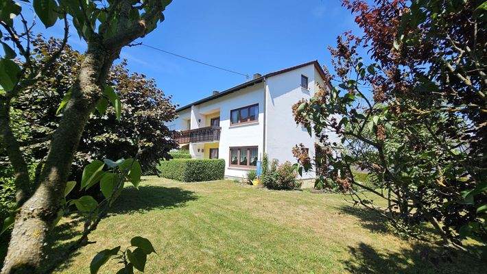 Hausansicht Balkon Terrasse