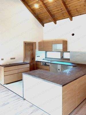 Offene Küche und Zugang zur Speisekammer