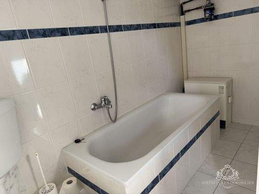 Badezimmer mit Wanne (1.OG)