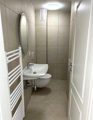 Das neue Bad mit Handtuchheizung und WC