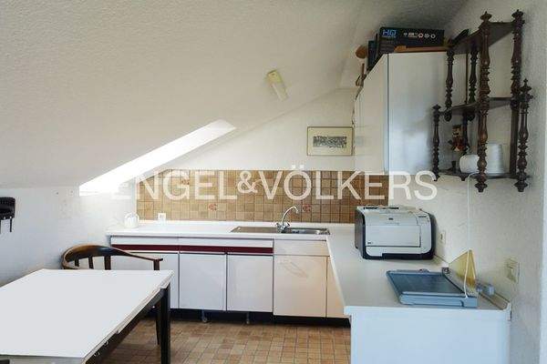 Praktische Einbauküche im Dachgeschoss